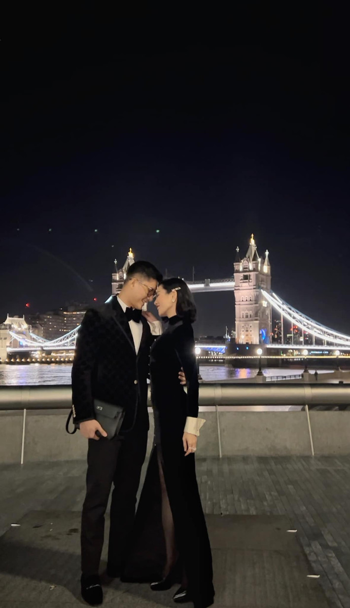 Lệ Quyên và bạn trai đang song hành trong cuộc sống lẫn công việc. Lâm Bảo Châu chia sẻ về chuyện tình cảm của mình: "Hiện tại là một món quà tuyệt vời nhất. Bởi vậy, ta sẽ luôn nâng niu, trọn vẹn và tận dụng mọi khoảnh khắc để dành cho nhau những điều ngọt ngào như thế này".