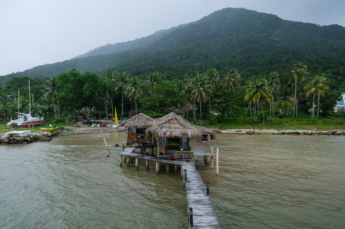 Một số bungalow xây dựng khá đơn giản với mái lợp lá. Cầu dẫn làm bằng ván gỗ, trụ bê tông.