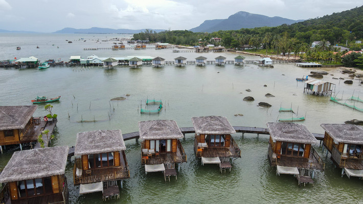 Liên quan đến loạt bungalow xây dựng trái phép trên biển ở Hàm Ninh, mới đây, ngành chức năng tỉnh Kiên Giang đã xác định khu vực ấp Cây Sao, xã Hàm Ninh, TP Phú Quốc (Kiên Giang) có những công trình dịch vụ du lịch xây dựng trái phép trên biển với diện tích hơn 2.000 m2, thuộc Khu bảo tồn biển Phú Quốc. Tuy nhiên, tại đây, 17 bungalow, 3 cây cầu dẫn, 1 khu quán ăn, 1 khu nuôi cá bè, 1 quầy bar vẫn hiện hữu dù quyết định buộc tháo dỡ đã có hiệu lực.