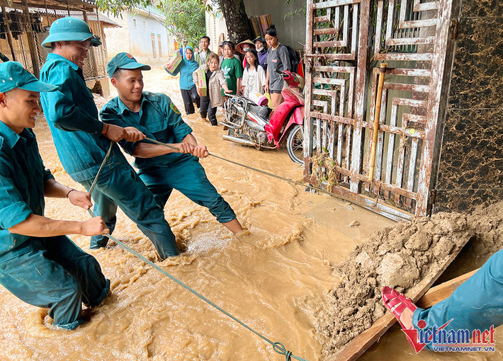 Hiện, bản Sơn Hà, xã Tà Cạ (huyện Kỳ Sơn) sạt lở đất dọc đường nhiều điểm, do vậy công tác tiếp cận đến với bản này đang gặp rất nhiều khó khăn. (Lực lượng dân quân tự vệ nỗ lực giúp dân khắc phục lũ lụt - Ảnh: Quốc Huy)