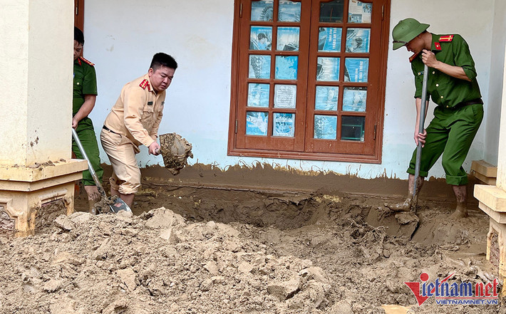 Lực lượng Công an huyện Kỳ Sơn nỗ lực giúp dân dọn dẹp.