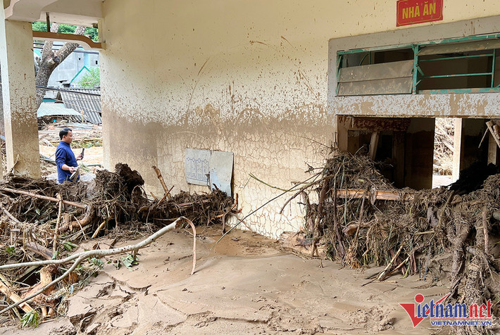 Tại bản Hoà Sơn (xã Tà Cạ), nhiều ngôi nhà bị đổ sập chỉ còn sót lại nền móng hoặc vài tấm lợp xi măng. Con đường giờ ngập lên đến đầu gối, khe Huồi Giảng vốn hiền hoà nay lộ thiên nhiều tảng đá lớn nhỏ nằm ngổn ngang. (Ảnh: Bên trong nhà ăn của Trung tâm Chính trị huyện Kỳ Sơn)