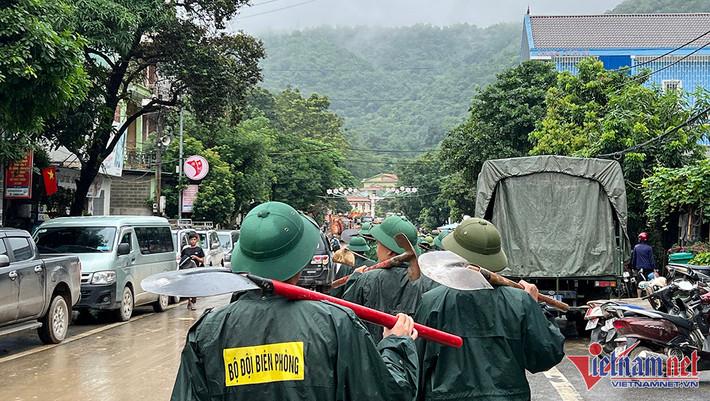 Giao thông tê liệt, mất điện,nước. Cuộc sống vốn khó khăn nay chồng chất khó khăn. Những người dân có nhà bị cuốn trôi, bị ngập không thể ở được đã được sắp xếp ở ghép với những gia đình ở các nơi cao ráo và sơ tán đến nơi an toàn. (Lực lượng Bộ đội Biên phòng Nghệ An lên đường khắc phục hậu quả lũ lụt cho người dân ở huyện Kỳ Sơn)