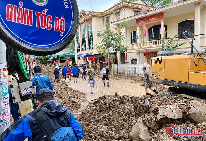 Núi đất, đá án ngữ đường đi vào các bản ở xã Tà Cạ, huyện Kỳ Sơn sáng 3/10.