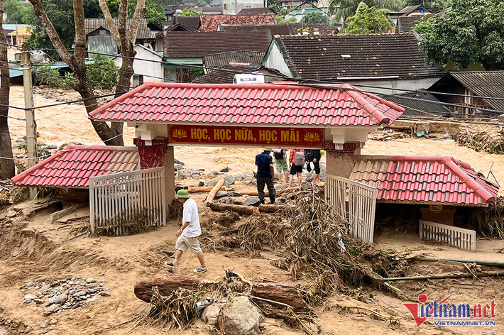 “Lũ từ 3 phía đổ vào cuốn tôi từ trong phòng trôi dọc hàng lang. Rất may hôm đó chồng tôi túm tóc kéo vào, đưa lên tầng 2 khu trọ mới thoát chết”, chị Lan nhớ lại. (Ảnh: Cổng chính của Trung tâm Chính trị huyện Kỳ Sơn)