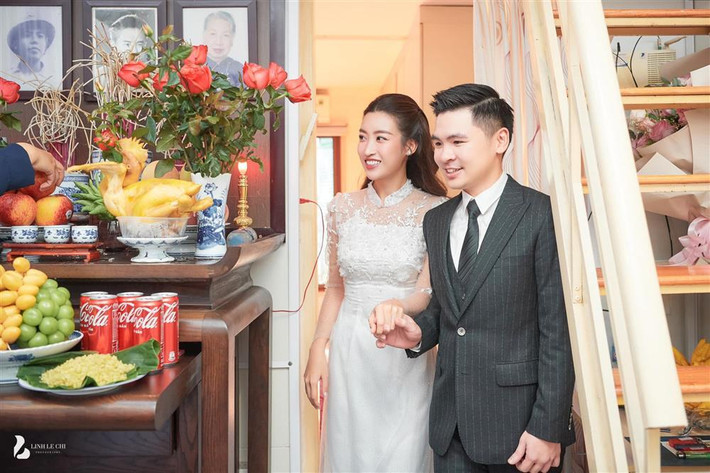 Cho tới chiều 17/10, Đỗ Mỹ Linh - Đỗ Vinh Quang tổ chức lễ ăn hỏi tại nhà riêng. Đám cưới của cặp đôi sẽ diễn ra vào ngày 23/10.