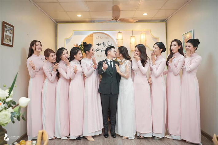 ỗ Mỹ Linh và chồng thiếu gia trong lễ ăn hỏi.