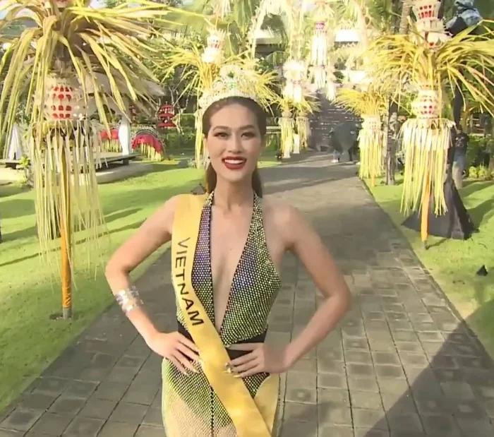 Thiên Ân là cái tên cuối cùng của danh sách và có màn catwalk mượt mà khiến dân tình mê mẩn. Layout chiều nay nàng hậu chọn là một chiếc đầm xuyên thấu, để lộ trang phục bên trong tựa như bộ swimsuit ấn tượng. Cô đội vương miện, chọn lối make-up nổi bật với màu son đỏ quen thuộc.