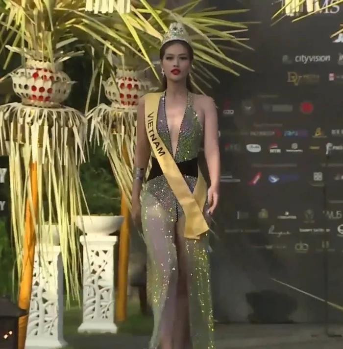 Sau đó, có vẻ như là ban tổ chức bất ngờ nổi hứng và "rủ" các thí sinh xuống biển khiến khuôn mặt ai nấy đều ngỡ ngàng. Đa số các thí sinh đều diện đầm dạ hội cồng kềnh, thiết kế phần tà dài, bồng bềnh nhiều lớp. Hoạt động bất ngờ này trở thành lợi thế cho đại diện Việt Nam khi Thiên Ân diện chiếc đầm mỏng nhẹ, thư thái di chuyển trên cát mà không vướng víu quá nhiều.