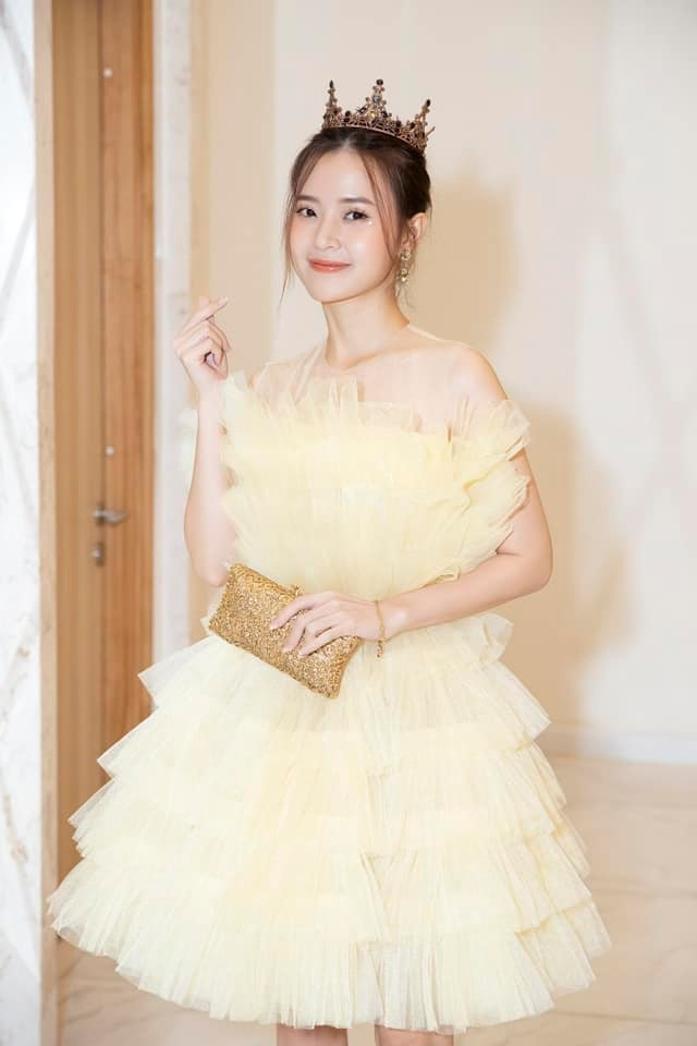 Hot girl Midu đội vương miện vào sinh nhật của mình. Năm nay, cô lại bị người thân, bạn bè "đánh úp" tổ chức sinh nhật.