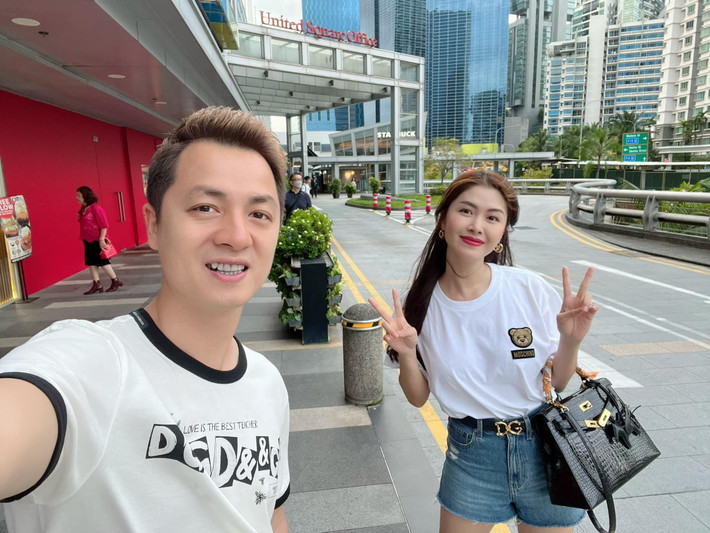 Sao Việt Đăng Khôi và bà xã du hí Singapore.