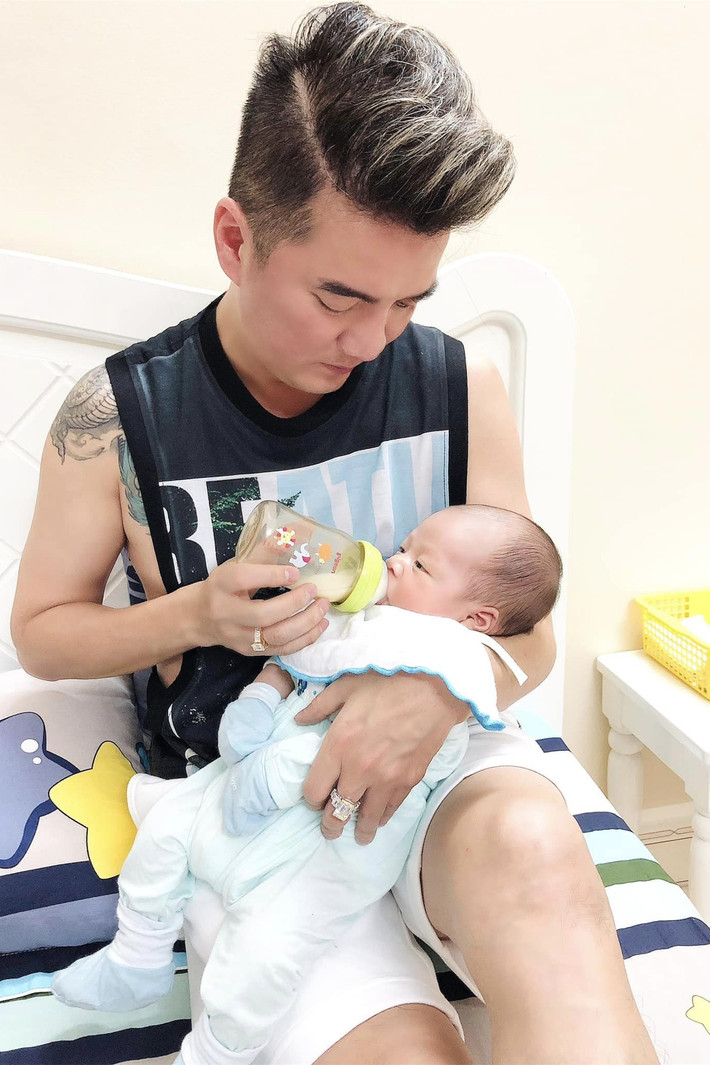 Ca sĩ Đàm Vĩnh Hưng đăng ảnh thời bé bỏng của con trai Polo Huỳnh. Anh tiết lộ, rất nhiều bài thơ tình, bài viết thể hiện tình yêu nồng nàn thực chất dành cho con trai.