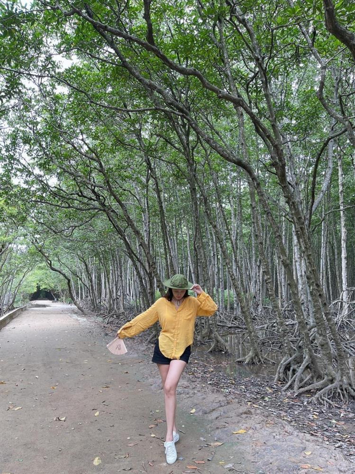 Nàng Hậu diện sơ mi đơn giản với quần short giúp khoe được triệt để lợi thế chân dài. Tuy nhiền phần áo sơ mi nhăn nhúm khiến tổng thể outfit của Mai Phương Thúy trông xuề xòa, kém chỉn chu đôi chút. Là người đẹp nóng bỏng nhất nhì Vbiz nên mỗi lần Mai Phương Thúy xuất hiện với váy áo lộng lẫy, trang điểm chỉn chu đều thu hút sự chú ý của truyền thông. Gợi cảm trên thảm đỏ là thế, nhưng mỗi lần bị dân tình bắt gặp xuống phố, cựu Hoa hậu Việt Nam có phong cách hoàn toàn trái ngược.