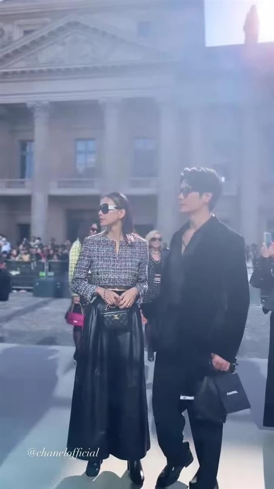 Mới đây, Ngô Thanh Vân đã có mặt ở Pháp để tham dự Tuần lễ thời trang Paris. Cô là một trong những gương mặt Việt hiếm hoi tham dự show của nhà mốt Chanel. Trong chuyến công tác này, nữ diễn viên có chồng trẻ Huy Trần tháp tùng. Cả hai xuất hiện kè kè như hình với bóng.