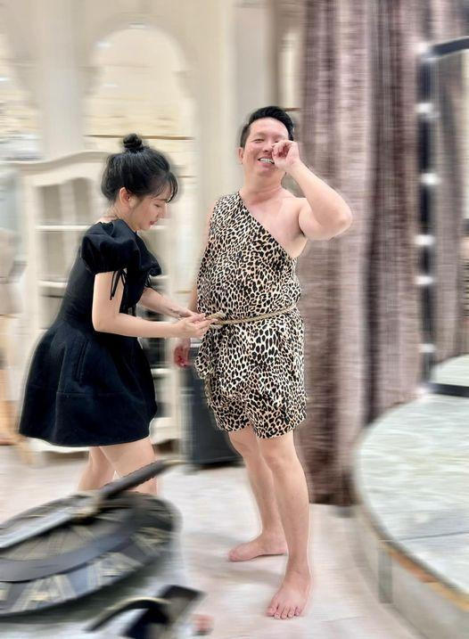 hông thể đợi được tới tối, trên trang cá nhân, cặp Băng - Vũ làm ai cũng ngã ngửa khoe diện trang phục hiếm có khó tìm.