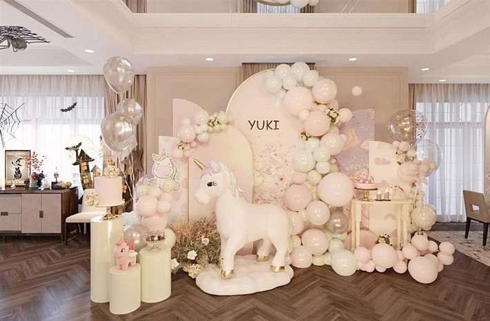 rên trang cá nhân, hot mom tiết lộ ngày lễ năm nay khá đặc biệt khi cô tổ chức "gộp" gồm làm tân gia cho bố mẹ ruột, sinh nhật con gái thứ 2 tên Yuki và lễ hội hóa trang.