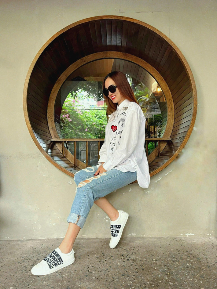 Chị Ngọc Hà - vợ trẻ NSND Công Lý - diện sành điệu, năng động xuống phố.