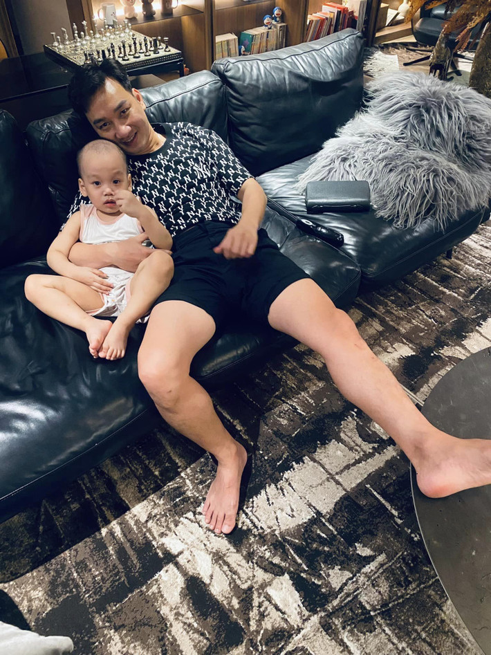 MC Thành Trung ôm con "sạc năng lượng" sau một ngày làm việc.