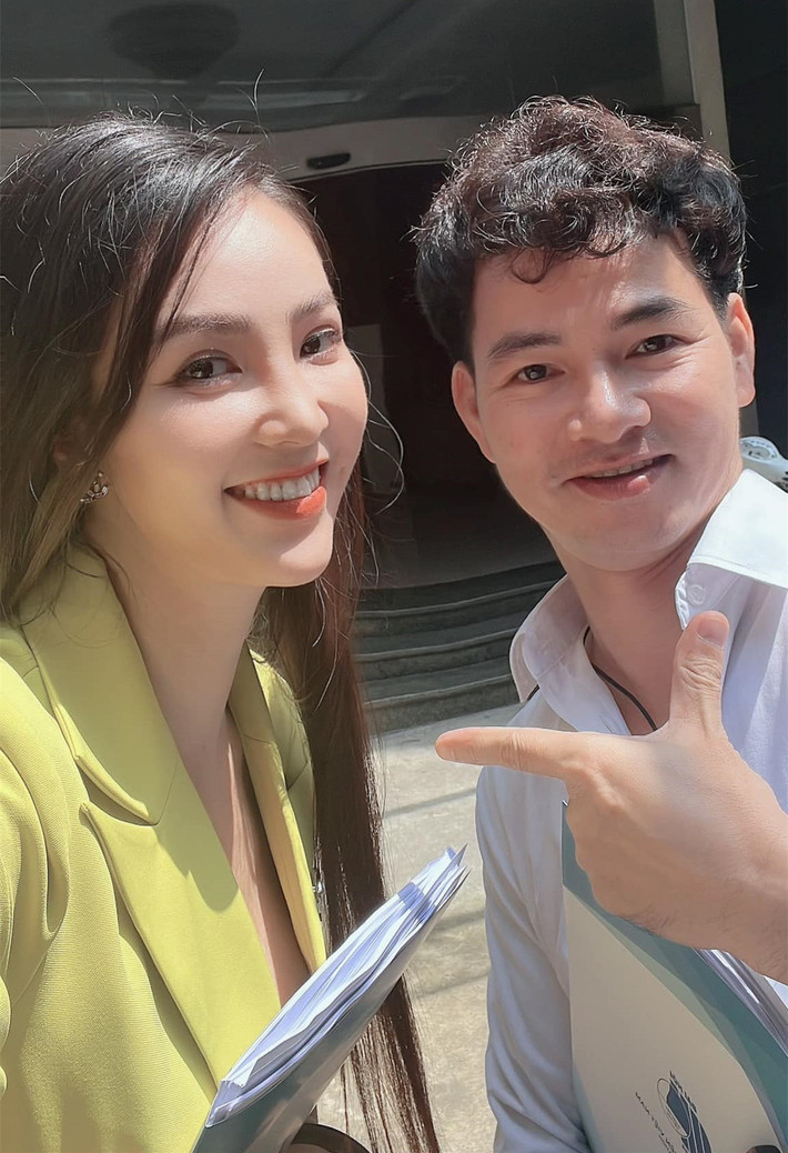Sao Việt ngày 4/10: Á hậu Thụy Vân rạng rỡ bên NSƯT Xuân Bắc. Cả hai tham gia Hội đồng chấm giải ”Thanh niên sống đẹp 2022”.
