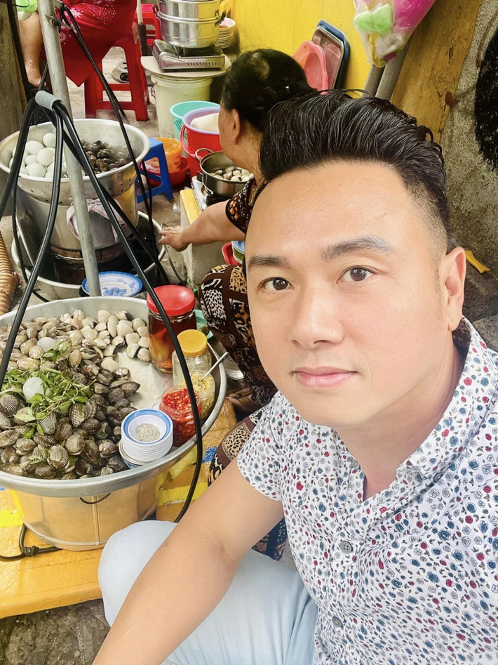 Ca sĩ Hàn Thái Tú mê ăn ốc vỉa hè.