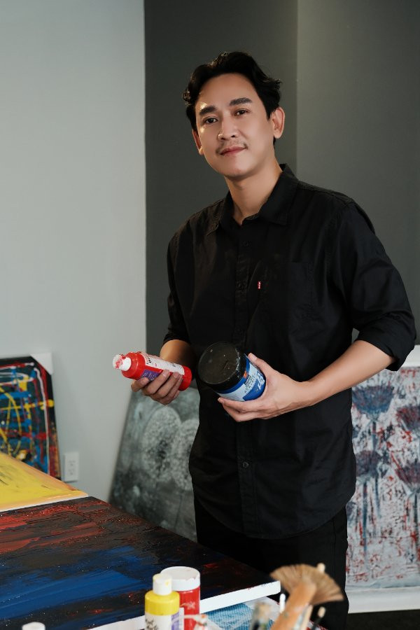 Diễn viên Hứa Vĩ Văn tất bật chuẩn bị cho buổi triển lãm tranh cá nhân.