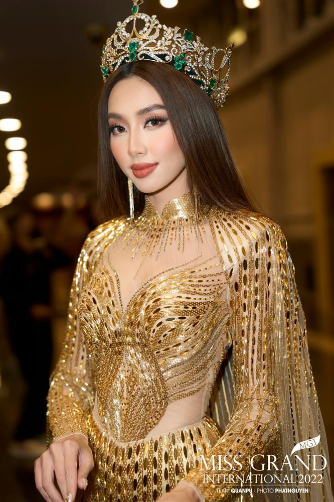 rong những bức ảnh lung linh do ê-kíp chụp, tất nhiên mọi "bằng chứng" đã bị xóa sổ.