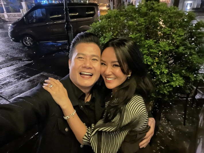 Ca sĩ Quang Dũng vui mừng khi gặp gỡ, hàn huyên cùng diva Hồng Nhung.