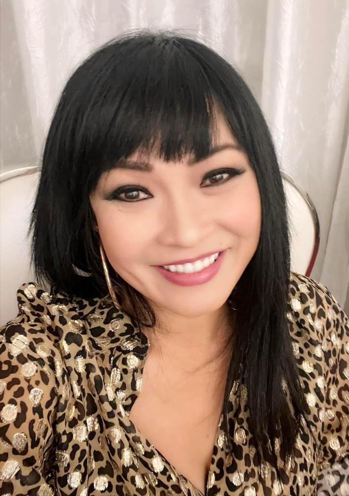 Ca sĩ Phương Thanh tươi tắn trên chuyến bay lưu diễn.