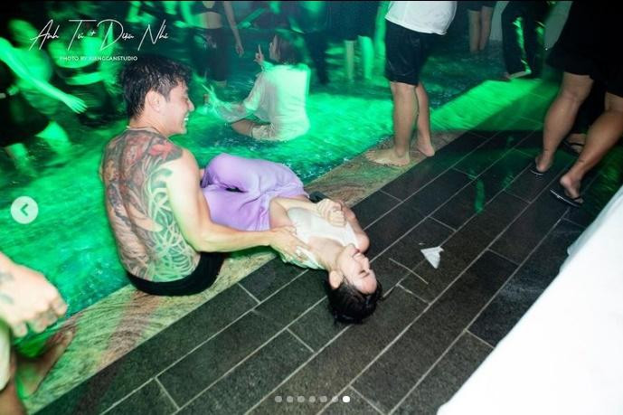 Mới đây, Sĩ Thanh đăng tải hình ảnh "say quên lối về" trong đám cưới Diệu Nhi - Anh Tú hôm 10/10. Nữ ca sĩ tiết lộ, tuy "bất tỉnh nhân sự" nhưng nhờ sự giúp đỡ của ai đó, cô vẫn lết được về phòng nghỉ. Ngay khi tới phòng, Sĩ Thanh "ôm" luôn bồn cầu và ói.