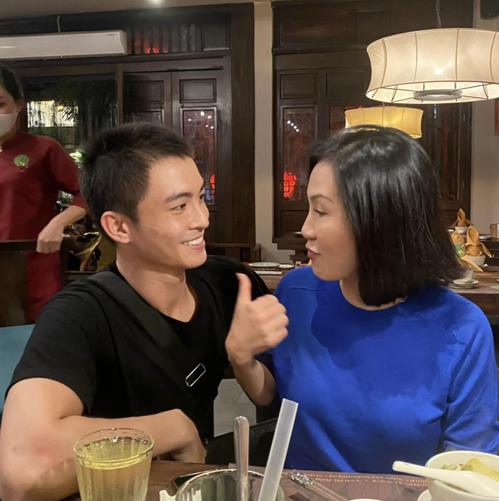 Diễn viên Lãnh Thanh tái ngộ nghệ sĩ Hồng Đào - người đóng vai mẹ anh trong phim "Thưa mẹ con đi".