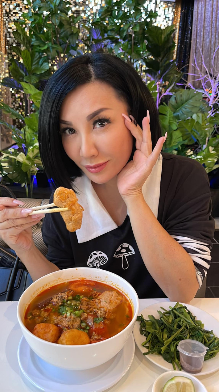 Ca sĩ Trizzie Phương Trinh mê ăn canh bún.