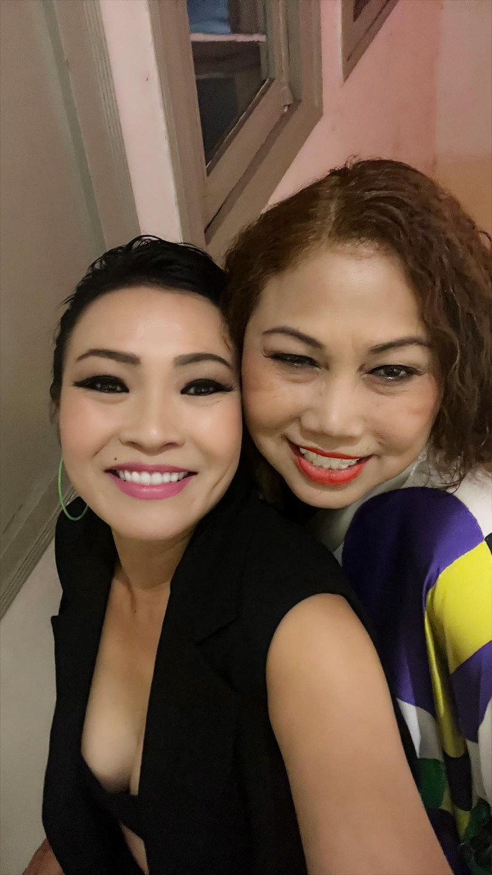 Ca sĩ Phương Thanh thân thiết kề má Siu Black trong hậu trường một đêm diễn.