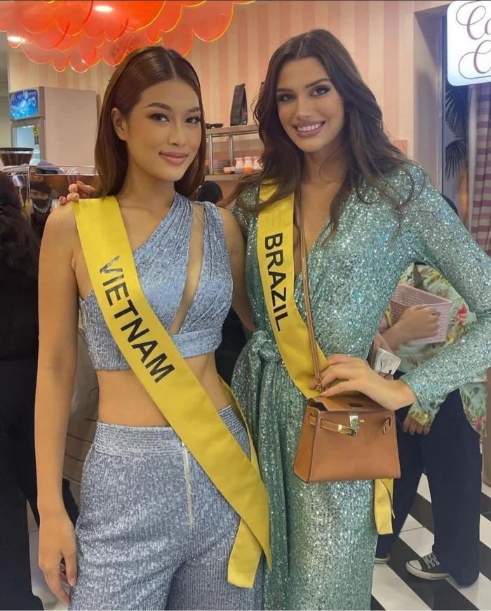 Sau hàng loạt tin vui như lọt Top 10 Best in Swimsuit hay thắng giải bình chọn để lọt Top 20, Thiên Ân xuất hiện ở một sự kiện thuộc khuôn khổ Miss Grand International với diện mạo cực tươi tắn. Tuy nhiên, cô bị nhà thiết kế ý kiến vì...mặc quần ngược từ đằng sau ra trước. Miss Grand Vietnam đọ sắc cùng đại diện Brazil trong set croptop lệch vai và quần ống rộng cạp cap nhũ xanh.
