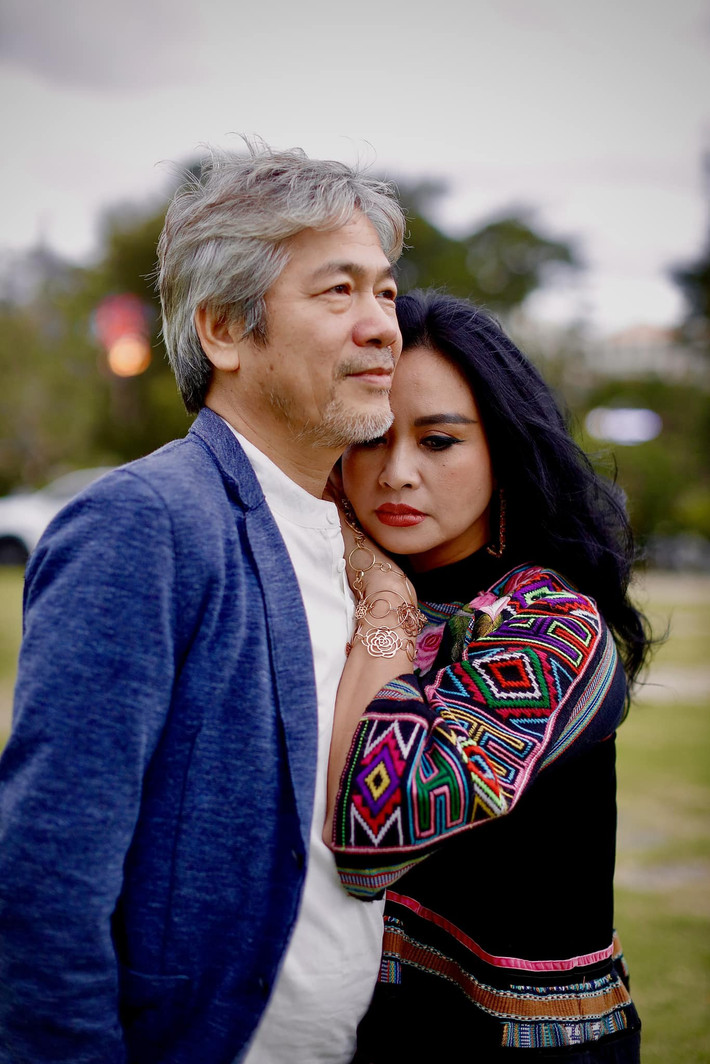 Sao Việt ngày 24/10: Diva Thanh Lam đăng ảnh bên chồng là bác sĩ Tiến Hùng cùng chú thích: "Chủ Nhật nhớ anh bạn" đi kèm đoạn lời ca khúc "Hạnh phúc".