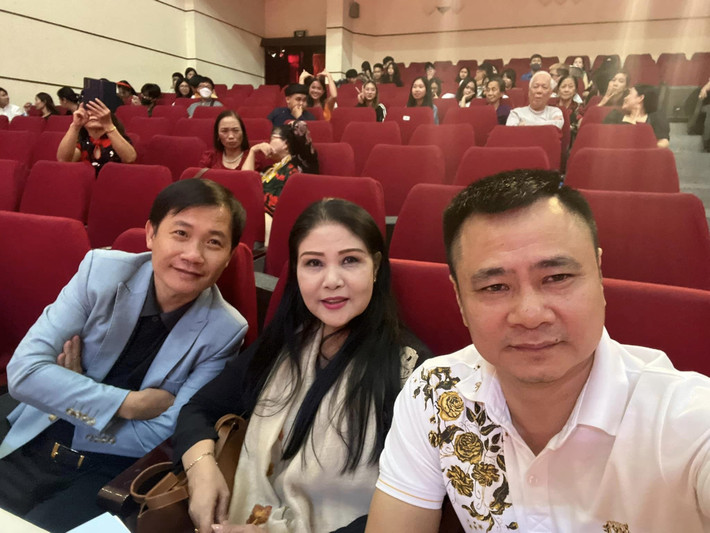 NSND Tự Long thân thiết NSND Thanh Ngoan và nhạc sĩ Quang Long tại sự kiện.