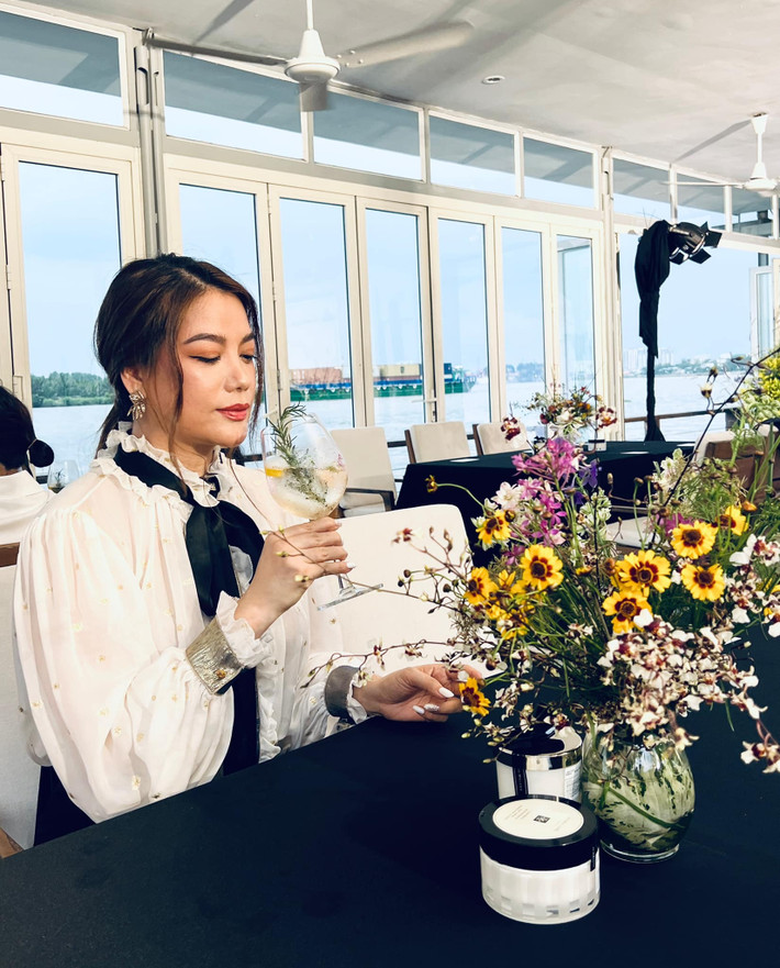 Nghệ sĩ Trương Ngọc Ánh thưởng thức món uống yêu thích ngày cuối tuần.