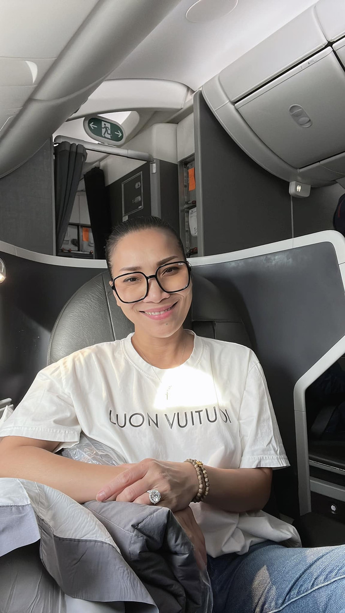 Ca sĩ Hồng Ngọc bận rộn đi diễn nhưng thấy hạnh phúc.