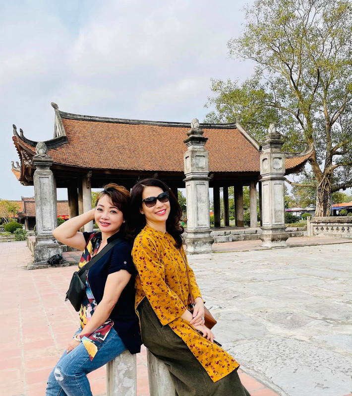Ý Lan cũng rất thân thiết với những người bạn của NSƯT Chí Trung như nghệ sĩ Trà My, NSND Lan Hương,…
