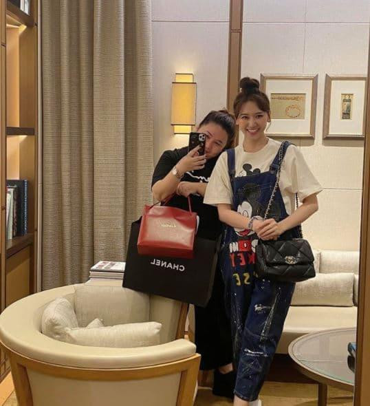 Sao Việt hôm nay 27/3: Bố già thắng lớn, Trấn Thành hào phóng mua đồ hiệu tặng vợ và quản lý.