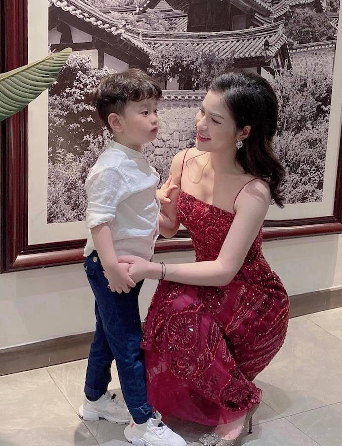 Vợ cũ của Việt Anh cũng có mặt khi chụp ảnh ở bối cảnh tương tự.