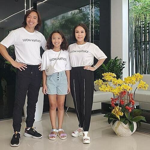 Vợ chồng Việt Hương cùng con gái lên đồ đi chơi.
