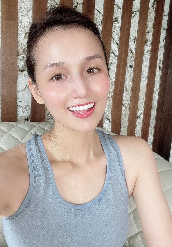 Diễn viên Lã Thanh Huyền đăng kèm chia sẻ về việc tập luyện: "Tập tành hơi lười nhưng cũng cố tập đều vì nghe đồn tập đều da cũng đẹp hơn. Với mình thì tập chiếm 20% và chế độ dinh dưỡng chiếm 80%. Tập cho khoẻ, ăn cho đẹp. Ngày 45 phút chạy máy, tuần 3 buổi, ăn ít thôi, bỏ được đường và hạn chế tinh bột là tốt nhất. Không ăn hoa quả ngọt sau 16h chiều và kết thúc bữa tối trước 20h là khỏi sợ béo, bí kíp cực đơn giản”.