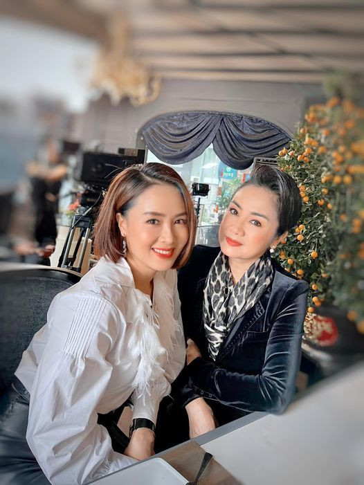 Hồng Diễm chụp ảnh thân mật bên NSND Thu Hà. Cô viết: ''Nhìn bức ảnh không thể tin được sao có thể vào vai mẹ con trong phim''. Hình ảnh của hai nữ diễn viên Hướng dương ngược nắng gây thích thú.