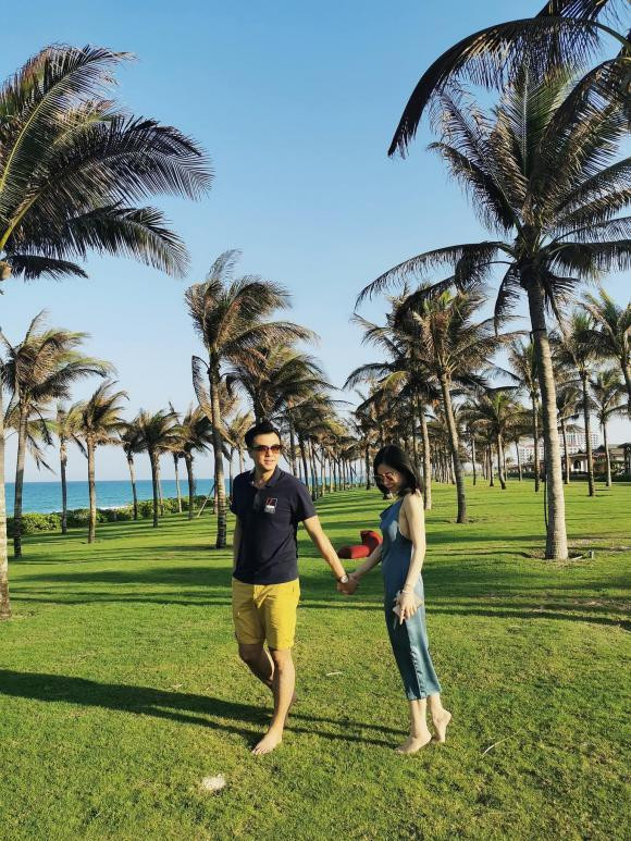 MC Tuấn Tú tặng quà 8/3 vợ đơn giản là một cái nắm tay bởi: "Vì chỉ có nắm tay thì mới nắm được chìa khoá két. Chúc tất cả những người phụ nữ của chúng ta hạnh phúc và luôn nắm chặt tay một nửa còn lại của mình thật chặt ạ".
