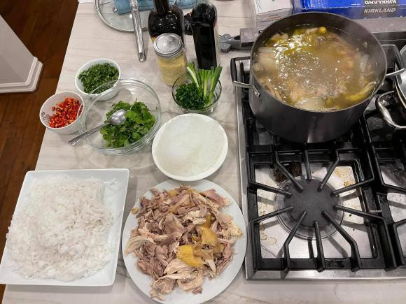 Ca sĩ Cao Thái Sơn trổ tài cắm hoa, nấu bún đãi bạn bè.