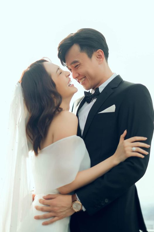 Sao Việt hôm nay 5/4: Quốc Trường 'thả thính' người hâm mộ bằng bức ảnh chụp chung kiểu 'cô dâu chú rể' với ca sĩ Bảo Anh.