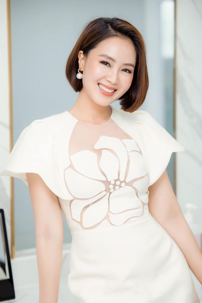 Diễn viên Hồng Diễm tinh khôi với váy trắng.