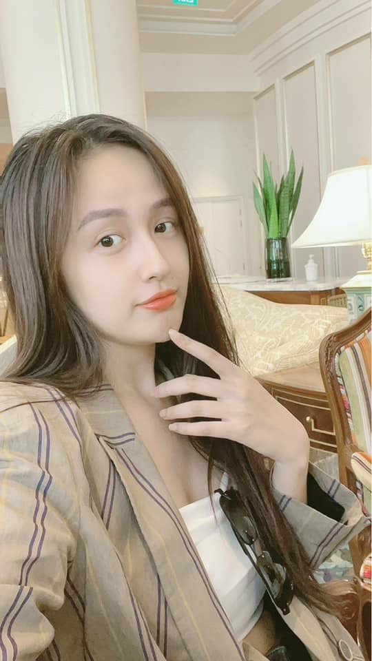 Sao Việt 14/3: Khoe mặt mộc chỉ tô chút son môi, Hoa hậu Mai Phương Thuý vẫn than phiền rằng mong kiếp sau đôi mắt của mình sẽ to hơn bây giờ. "Kiếp sau mắt có to được không?", người đẹp viết trên trang cá nhân.