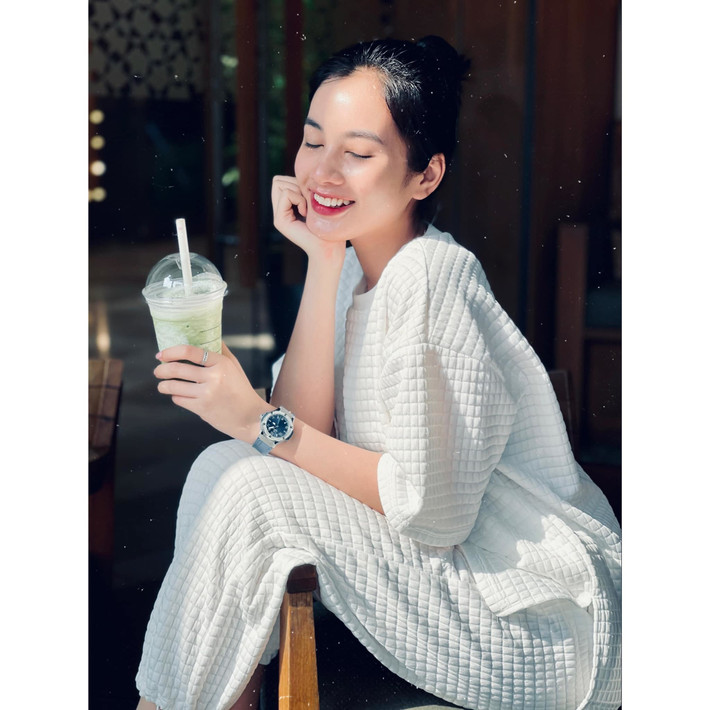 Người đẹp Cẩm Đan tận hưởng ly trà sữa ngày cuối tuần.
