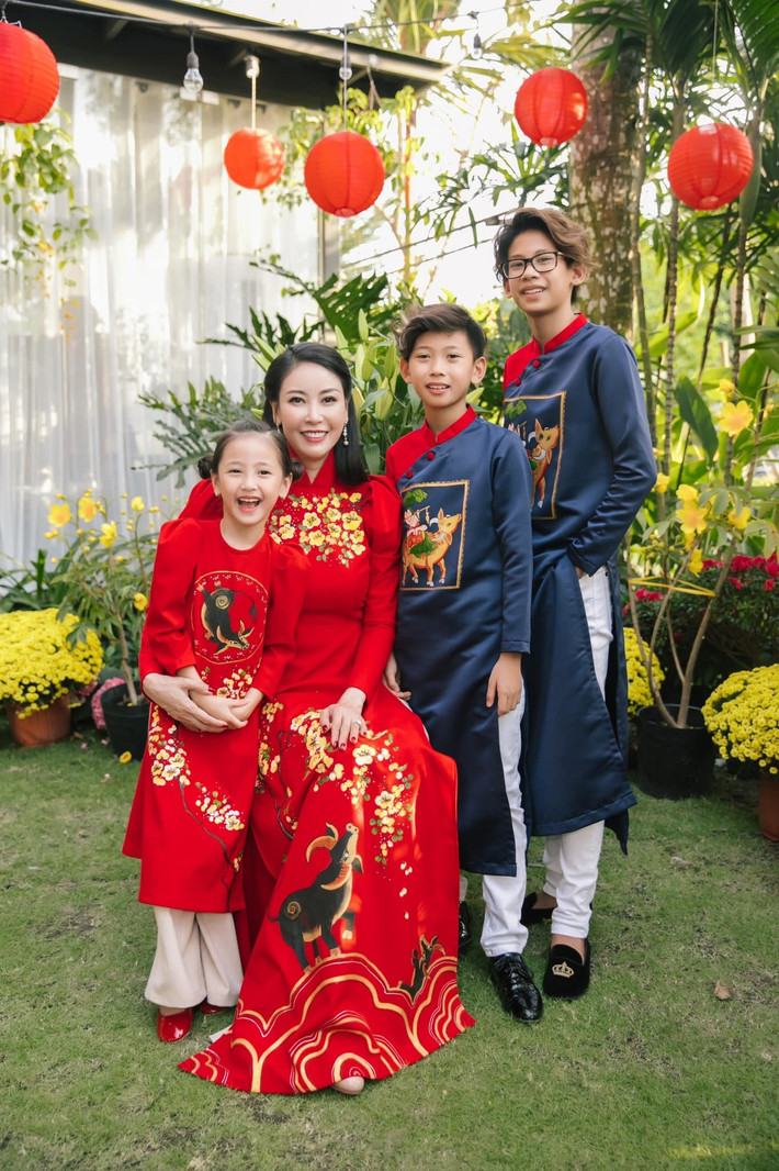 Hoa hậu Hà Kiều Anh mặc áo dài cùng 3 con.